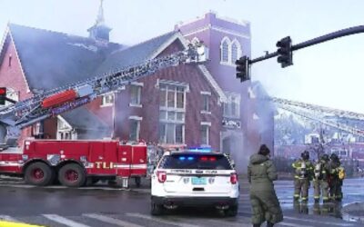 Bomberos luchan con las llamas en iglesia de Providence.