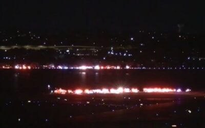 Un avión de American Airlines cae al río Potomac tras chocar con un helicóptero cerca al Aeropuerto Reagan en Washington D.C.