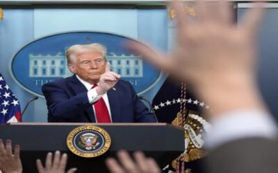 Trump critica iniciativas de diversidad mientras inicia investigación sobre choque aéreo mortal