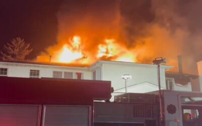 Bomberos responden a incendio en funeraria de East Greenwich.