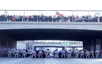 Manifestantes bloquean la circulación en autopista de Los Ángeles para exigir fin a deportaciones