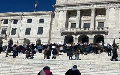Manifestantes llegan hasta la Casa del Estado para protestar contra la administración Trump.