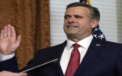 La CIA ofrece liquidaciones a empleados mientras su nuevo director impone el sello de Trump