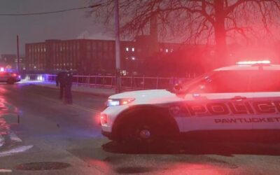 Policia Pawtucket busca conductor en atropello y fuga que dejó 2 personas heridas.
