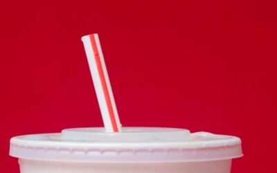 Trump firma orden para volver a las pajitas de plástico y dice que las de papel “no funcionan”