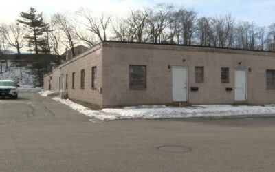 Policía North Providence investiga deceso de un hombre encontrado muerto en una casa.