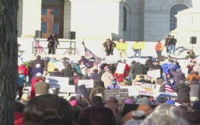 Cientos llegan hasta la Casa del Estado para protestar y otros apoyar las acciones de la administración Trump.