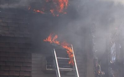Incendio en complejo de apartamentos en Johnston, 36 unidades afectadas.