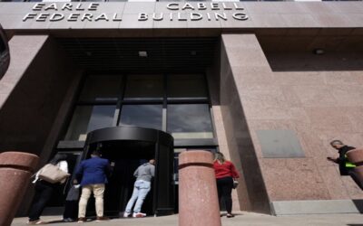 Trabajadores federales de EEUU regresan a las oficinas tras la amenaza de Elon Musk