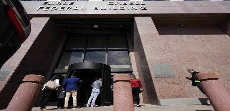 Trabajadores federales de EEUU regresan a las oficinas tras la amenaza de Elon Musk