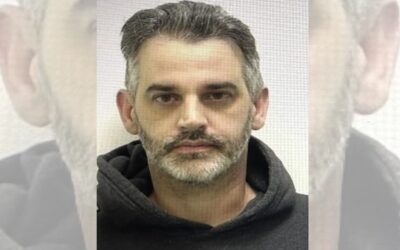 Empleado de Rhode Island College arrestado por supuestamente instalar cámara en baño del campus.