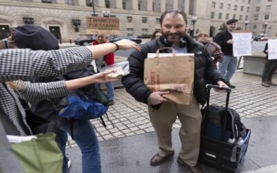 Trabajadores de USAID recogen sus pertenencias tras decisión de eliminar la agencia