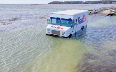 Camión de FedEx queda atrapado por la marea alta.