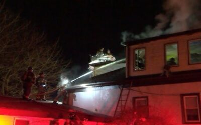 Dos niños rescatados de las llamas en incendio de casa en Providence