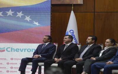 EEUU da a Chevron un mes para finalizar operaciones en Venezuela