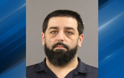 Policía Tiverton arresta a hombre con cargos de armas de fuego.
