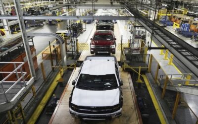 Fabricantes de automóviles reportan ventas récord antes de que entren en vigor aranceles de Trump