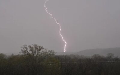 Tormentas violentas azotan el sur y el centro-norte de EEUU, generan tornados y dejan 3 muertos
