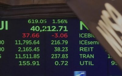 Wall Street cierra al alza mientras el dólar y los bonos bajan por temores de guerra comercial