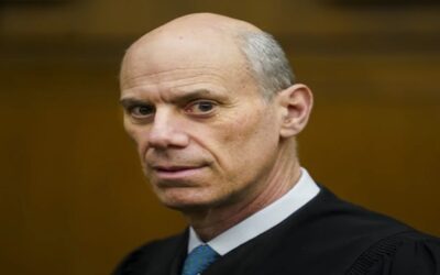 Juez halla causa para acusar al gobierno de Trump de desacato por violar orden de deportación