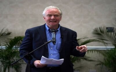Militares impiden a senador de EEUU ver a migrante en megacárcel de El Salvador