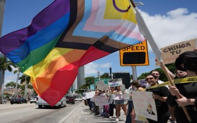 Manifestantes protestan contra el gobierno de Trump en NY, Washington y otras partes de EEUU