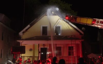 Bomberos responden a dos incendios en una misma casa en un período de 24 horas.