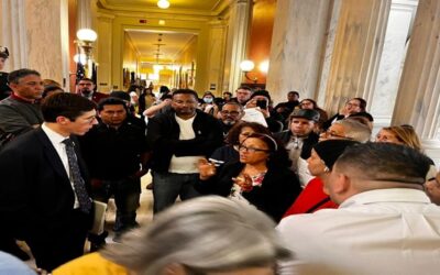 Decenas de contribuyentes de Providence llegan a Casa del Estado para tratar de impedir que aprueben propuesta de Smiley para subir límite en la recaudación impuestos.