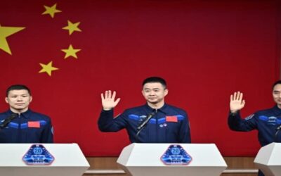 China envía un nuevo equipo de astronautas a su estación espacial