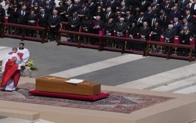 Poderosos y humildes despiden a Francisco en un funeral donde es recordado como el papa del pueblo