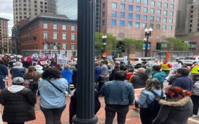 Grupo de manifestantes salen a las calles de Providence a protestar las deportaciones.