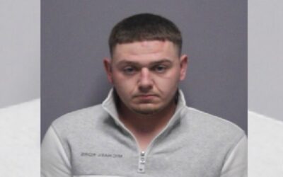 Sospechoso herido por un policía se encuentra detenido sin fianza.