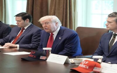 Trump redobla ataques contra contra CBS y amenaza al NYT por comportamiento “ilegal”