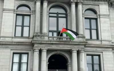 Alcalde Smiley firma orden ejecutiva sobre política oficial para el izar banderas en el ayuntamiento.