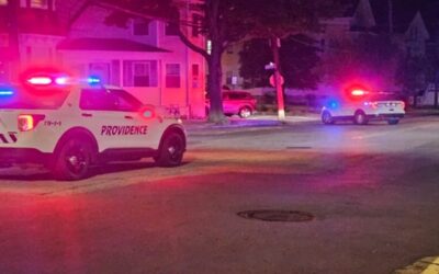 Policía Providence investiga choque y fuga que dejó un motociclista herido.