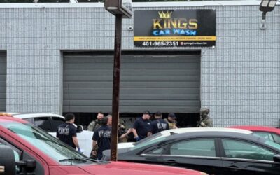 Agentes federales allanan negocio en Providence.