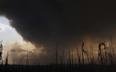 Incendios forestales en el centro de Canadá obligan a más evacuaciones y apertura de refugios