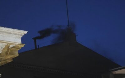 Sale humo negro de chimenea del Vaticano, señal que cónclave no eligió papa en primera votación