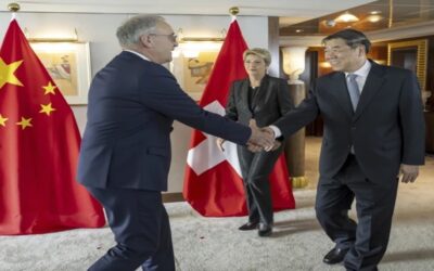 Conversaciones arancelarias entre EEUU y China continuarán el domingo, dice fuente de la AP