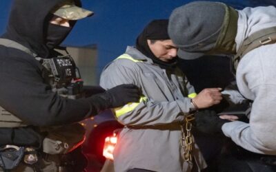 Jueza: IRS puede compartir datos fiscales para identificar y deportar a personas ilegalmente en EEUU