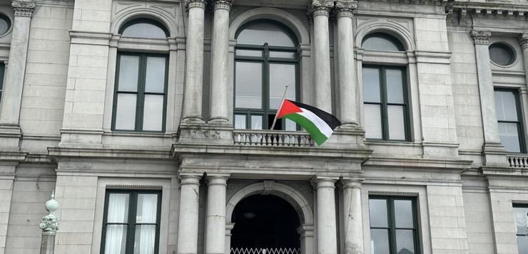 Izan la bandera palestina en el ayuntamiento de Providence en medio de protestas.
