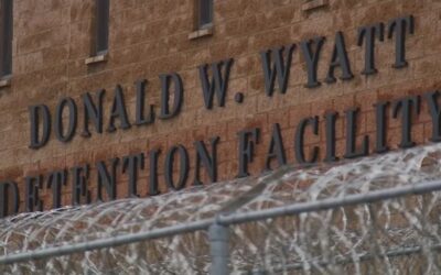 Hombre se declara culpable de contrabando drogas al Centro Detención Wyatt.
