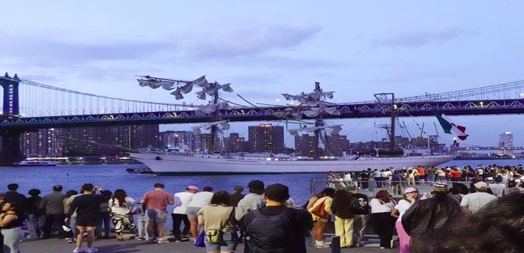 Fallecen dos tripulantes heridos tras colisión de buque mexicano contra puente de Brooklyn