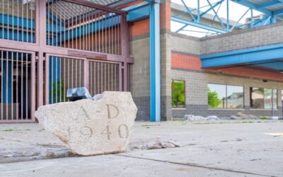 Encuentra cápsula del tiempo entre los escombros del antiguo Estadio McCoy.