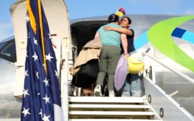 Primer vuelo con 64 migrantes autodeportados viajó a Honduras y Colombia