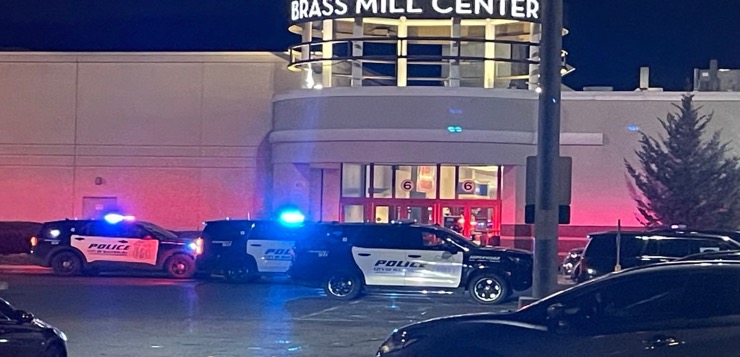 Cinco heridos tras tiroteo en el Brass Mill Center en Waterbury, CT.