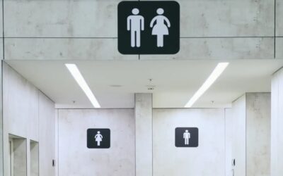El hábito que debes evitar al usar un baño público: es muy peligroso