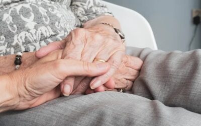 Cuántas veces a la semana deben bañarse los adultos mayores, según expertos