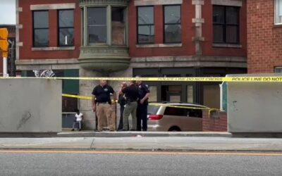 Policía Pawtucket investiga luego de que agente le disparara a un hombre.