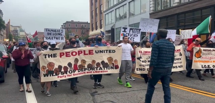 Marchan en Providence en contra de ICE en solidaridad con las protestas en Los Ángeles.